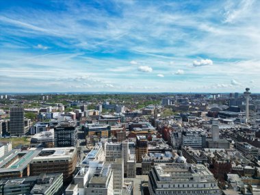 İngiltere 'nin kuzeybatısındaki Liverpool Denizcilik Şehri Tarihi ve Modern Britanya Şehir Merkezi Yüksek Açı Manzarası. Hava Görüntüsü, 5 Mayıs 2024 'te Drone' un Kamerasıyla yakalandı.