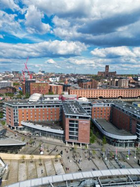 İngiltere 'nin kuzeybatısındaki Liverpool Denizcilik Şehri Tarihi ve Modern Britanya Şehir Merkezi Yüksek Açı Manzarası. Hava Görüntüsü, 5 Mayıs 2024 'te Drone' un Kamerasıyla yakalandı.