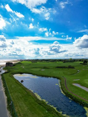 İngiltere 'nin Deniz Kenti' ndeki Merkez Clacton 'ın En Güzel ve Çekici İngiliz Turist Çekimi Yüksek Açı Manzarası. Hava Görüntüleri 21 Mayıs 2024 'te çekildi.