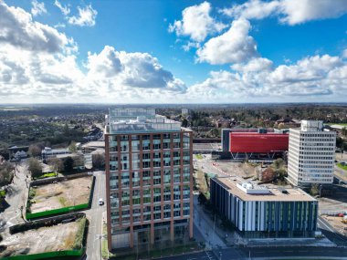 İngiltere Merkez Coventry Şehir Merkezi 'ndeki şehir merkezinin hava görüntüsü. Drone 'un kamerası 30 Mart 2024' te Orta Yükseklikten Parlak Güneşli Gün 'de çekildi.