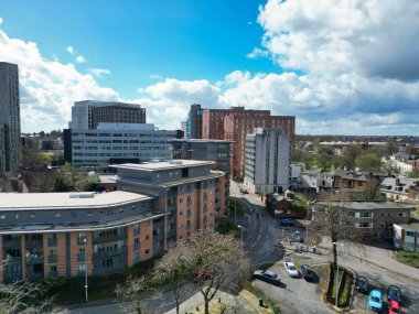 İngiltere Merkez Coventry Şehir Merkezi 'ndeki şehir merkezinin hava görüntüsü. Drone 'un kamerası 30 Mart 2024' te Orta Yükseklikten Parlak Güneşli Gün 'de çekildi.