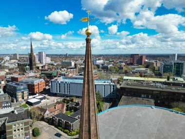 İngiltere Merkez Coventry Şehir Merkezi 'ndeki şehir merkezinin hava görüntüsü. Drone 'un kamerası 30 Mart 2024' te Orta Yükseklikten Parlak Güneşli Gün 'de çekildi.