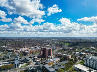 İngiltere Merkez Coventry Şehir Merkezi 'ndeki şehir merkezinin hava görüntüsü. Drone 'un kamerası 30 Mart 2024' te Orta Yükseklikten Parlak Güneşli Gün 'de çekildi.