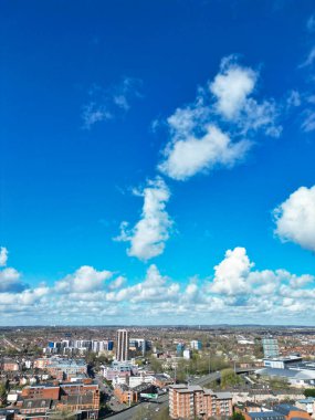 İngiltere Merkez Coventry Şehir Merkezi 'ndeki şehir merkezinin hava görüntüsü. Drone 'un kamerası 30 Mart 2024' te Orta Yükseklikten Parlak Güneşli Gün 'de çekildi.