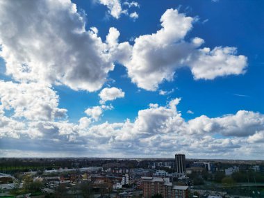 İngiltere Merkez Coventry Şehir Merkezi 'ndeki şehir merkezinin hava görüntüsü. Drone 'un kamerası 30 Mart 2024' te Orta Yükseklikten Parlak Güneşli Gün 'de çekildi.