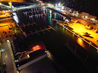 İngiltere, Kent 'in güneydoğu ilçesi Dover Coastal City Yüksek Açılı Gece Manzarası. Aydınlatılmış Görüntü İHA 'nın Kamerasıyla 20 Nisan 2024' te günbatımından sonra çekildi.