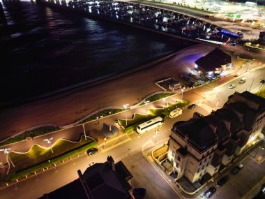 İngiltere, Kent 'in güneydoğu ilçesi Dover Coastal City Yüksek Açılı Gece Manzarası. Aydınlatılmış Görüntü İHA 'nın Kamerasıyla 20 Nisan 2024' te günbatımından sonra çekildi.