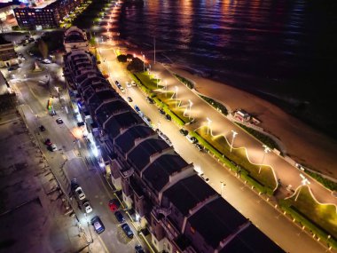 İngiltere, Kent 'in güneydoğu ilçesi Dover Coastal City Yüksek Açılı Gece Manzarası. Aydınlatılmış Görüntü İHA 'nın Kamerasıyla 20 Nisan 2024' te günbatımından sonra çekildi.