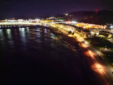 İngiltere, Kent 'in güneydoğu ilçesi Dover Coastal City Yüksek Açılı Gece Manzarası. Aydınlatılmış Görüntü İHA 'nın Kamerasıyla 20 Nisan 2024' te günbatımından sonra çekildi.