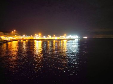 İngiltere, Kent 'in güneydoğu ilçesi Dover Coastal City Yüksek Açılı Gece Manzarası. Aydınlatılmış Görüntü İHA 'nın Kamerasıyla 20 Nisan 2024' te günbatımından sonra çekildi.