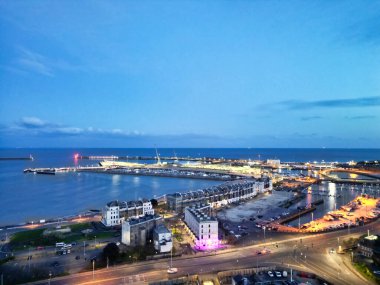 İngiltere, Kent 'in güneydoğu ilçesi Dover Coastal City Yüksek Açılı Gece Manzarası. Aydınlatılmış Görüntü İHA 'nın Kamerasıyla 20 Nisan 2024' te günbatımından sonra çekildi.