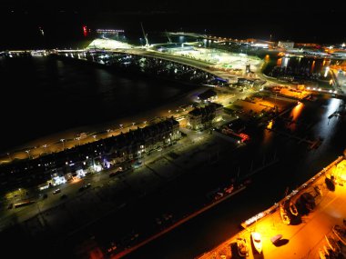 İngiltere, Kent 'in güneydoğu ilçesi Dover Coastal City Yüksek Açılı Gece Manzarası. Aydınlatılmış Görüntü İHA 'nın Kamerasıyla 20 Nisan 2024' te günbatımından sonra çekildi.