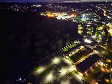 İngiltere, Kent 'in güneydoğu ilçesi Dover Coastal City Yüksek Açılı Gece Manzarası. Aydınlatılmış Görüntü İHA 'nın Kamerasıyla 20 Nisan 2024' te günbatımından sonra çekildi.