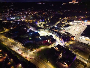 İngiltere, Kent 'in güneydoğu ilçesi Dover Coastal City Yüksek Açılı Gece Manzarası. Aydınlatılmış Görüntü İHA 'nın Kamerasıyla 20 Nisan 2024' te günbatımından sonra çekildi.