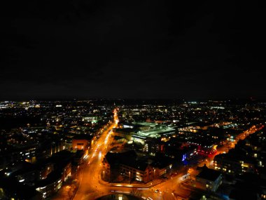 İngiltere 'nin Cambridgeshire şehrinin aydınlanmış hava görüntüsü. Gece boyunca. 22 Mart 2024 'te günbatımından hemen sonra İHA' nın Kamerasıyla Yüksek Açı Görüntüsü çekildi.