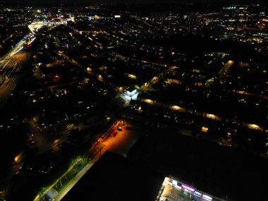 İngiltere 'nin Cambridgeshire şehrinin aydınlanmış hava görüntüsü. Gece boyunca. 22 Mart 2024 'te günbatımından hemen sonra İHA' nın Kamerasıyla Yüksek Açı Görüntüsü çekildi.