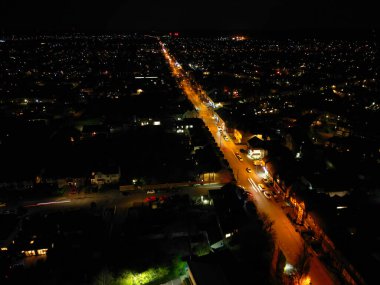 İngiltere 'nin Cambridgeshire şehrinin aydınlanmış hava görüntüsü. Gece boyunca. 22 Mart 2024 'te günbatımından hemen sonra İHA' nın Kamerasıyla Yüksek Açı Görüntüsü çekildi.