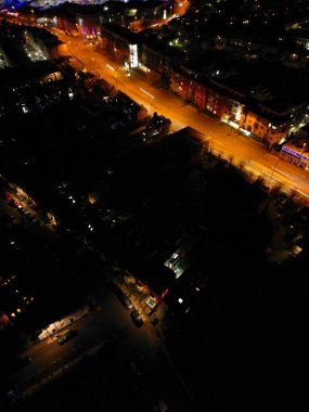 İngiltere 'nin Cambridgeshire şehrinin aydınlanmış hava görüntüsü. Gece boyunca. 22 Mart 2024 'te günbatımından hemen sonra İHA' nın Kamerasıyla Yüksek Açı Görüntüsü çekildi.