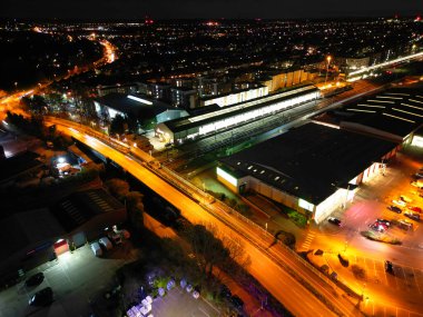 İngiltere 'nin Cambridgeshire şehrinin aydınlanmış hava görüntüsü. Gece boyunca. 22 Mart 2024 'te günbatımından hemen sonra İHA' nın Kamerasıyla Yüksek Açı Görüntüsü çekildi.