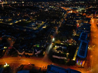 İngiltere 'nin Cambridgeshire şehrinin aydınlanmış hava görüntüsü. Gece boyunca. 22 Mart 2024 'te günbatımından hemen sonra İHA' nın Kamerasıyla Yüksek Açı Görüntüsü çekildi.