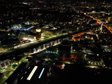 İngiltere 'nin Cambridgeshire şehrinin aydınlanmış hava görüntüsü. Gece boyunca. 22 Mart 2024 'te günbatımından hemen sonra İHA' nın Kamerasıyla Yüksek Açı Görüntüsü çekildi.