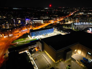 İngiltere 'nin Cambridgeshire şehrinin aydınlanmış hava görüntüsü. Gece boyunca. 22 Mart 2024 'te günbatımından hemen sonra İHA' nın Kamerasıyla Yüksek Açı Görüntüsü çekildi.