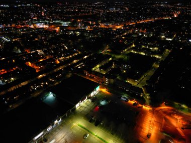 İngiltere 'nin Cambridgeshire şehrinin aydınlanmış hava görüntüsü. Gece boyunca. 22 Mart 2024 'te günbatımından hemen sonra İHA' nın Kamerasıyla Yüksek Açı Görüntüsü çekildi.
