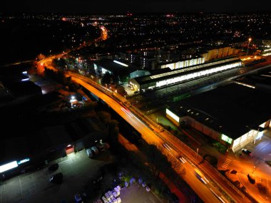 İngiltere 'nin Cambridgeshire şehrinin aydınlanmış hava görüntüsü. Gece boyunca. 22 Mart 2024 'te günbatımından hemen sonra İHA' nın Kamerasıyla Yüksek Açı Görüntüsü çekildi.