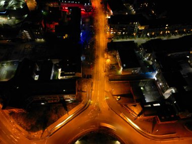 İngiltere 'nin Cambridgeshire şehrinin aydınlanmış hava görüntüsü. Gece boyunca. 22 Mart 2024 'te günbatımından hemen sonra İHA' nın Kamerasıyla Yüksek Açı Görüntüsü çekildi.