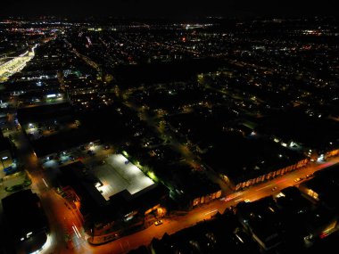 İngiltere 'nin Cambridgeshire şehrinin aydınlanmış hava görüntüsü. Gece boyunca. 22 Mart 2024 'te günbatımından hemen sonra İHA' nın Kamerasıyla Yüksek Açı Görüntüsü çekildi.