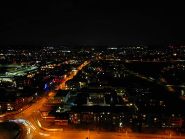 İngiltere 'nin Cambridgeshire şehrinin aydınlanmış hava görüntüsü. Gece boyunca. 22 Mart 2024 'te günbatımından hemen sonra İHA' nın Kamerasıyla Yüksek Açı Görüntüsü çekildi.