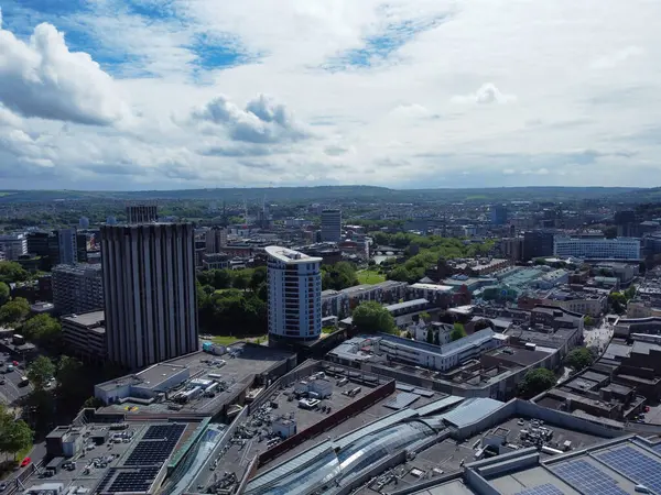 İngiltere 'nin güneybatısındaki Central Bristol City' deki hava manzaralı binalar. Yüksek Açılı Kamera, 27 Mayıs 2024 'te İHA' nın Yüksek İrtifa Kamerasıyla çekildi..