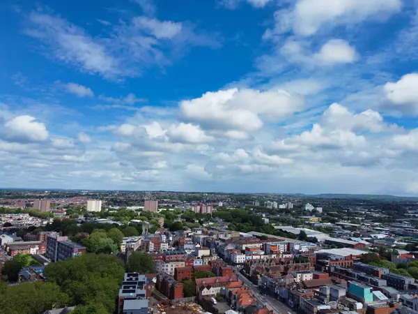 İngiltere 'nin güneybatısındaki Central Bristol City' deki hava manzaralı binalar. Yüksek Açılı Kamera, 27 Mayıs 2024 'te İHA' nın Yüksek İrtifa Kamerasıyla çekildi..