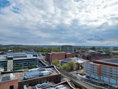 İngiltere 'nin Doğu Midlands Bölgesi' ndeki Merkez Northampton City 'deki yüksek açılı binaların manzarası. Hava Görüntüsü, 26 Nisan 2024 'te İHA' nın Orta Yükseklikten Kamerası ile yakalandı.