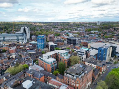 İngiltere 'nin Doğu Midlands Bölgesi' ndeki Merkez Northampton City 'deki yüksek açılı binaların manzarası. Hava Görüntüsü, 26 Nisan 2024 'te İHA' nın Orta Yükseklikten Kamerası ile yakalandı.