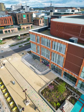 İngiltere 'nin Doğu Midlands Bölgesi' ndeki Merkez Northampton City 'deki yüksek açılı binaların manzarası. Hava Görüntüsü, 26 Nisan 2024 'te İHA' nın Orta Yükseklikten Kamerası ile yakalandı.