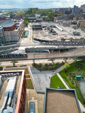 İngiltere 'nin Doğu Midlands Bölgesi' ndeki Merkez Northampton City 'deki yüksek açılı binaların manzarası. Hava Görüntüsü, 26 Nisan 2024 'te İHA' nın Orta Yükseklikten Kamerası ile yakalandı.