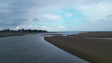 Güzel Yüksek Açılı Kumsal ve Okyanus Kıyısı Görüntüleri Saint Osyth 'in Sivil Bölgesi Point Clear Köyü, İngiltere, Essex Bölgesi, Birleşik Krallık Rüzgarlı ve Bulutlu Gün sırasında. 22 Mayıs 2024