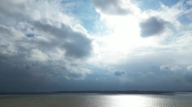 Güzel Yüksek Açılı Kumsal ve Okyanus Kıyısı Görüntüleri Saint Osyth 'in Sivil Bölgesi Point Clear Köyü, İngiltere, Essex Bölgesi, Birleşik Krallık Rüzgarlı ve Bulutlu Gün sırasında. 22 Mayıs 2024