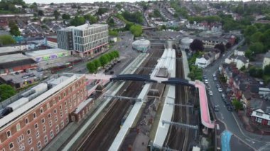 Günbatımında İngiltere, Usk Wales nehri üzerinde bulunan Newport şehrinin yüksek açılı görüntüsü. Hava Görüntüsü İHA 'nın Kamerasıyla 27 Mayıs 2024' te çekildi.