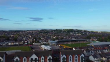 Günbatımında İngiltere, Usk Wales nehri üzerinde bulunan Newport şehrinin yüksek açılı görüntüsü. Hava Görüntüsü İHA 'nın Kamerasıyla 27 Mayıs 2024' te çekildi.