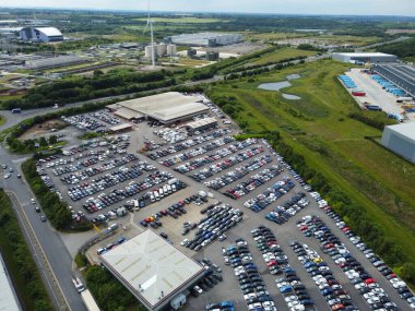 Birleşik Krallık Leeds City 'deki Endüstriyel Estate ve Depoların Yüksek Açı Manzarası. Hava Görüntüsü İHA 'nın Kamerasıyla 12 Haziran 2024' te Orta Yükseklikten çekildi..