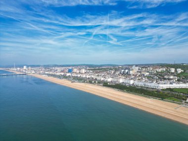 İngiltere 'nin Brighton ve Hove Coastal City' deki İngiliz Deniz ve Sahilin Güzel Turistik Manzarası. İngiliz Turist Çekiminin Yüksek Açılı Görüntüsü 9 Mayıs 2024 'te çekildi