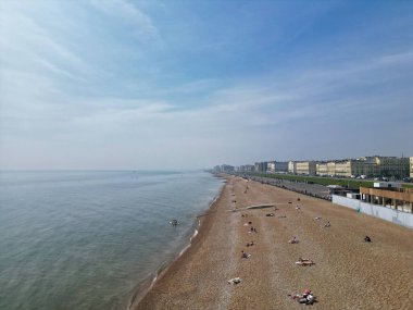 İngiltere 'nin Brighton ve Hove Coastal City' deki İngiliz Deniz ve Sahilin Güzel Turistik Manzarası. İngiliz Turist Çekiminin Yüksek Açılı Görüntüsü 9 Mayıs 2024 'te çekildi