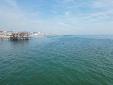 İngiltere 'nin Brighton ve Hove Coastal City' deki İngiliz Deniz ve Sahilin Güzel Turistik Manzarası. İngiliz Turist Çekiminin Yüksek Açılı Görüntüsü 9 Mayıs 2024 'te çekildi