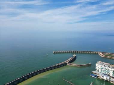 İngiltere 'nin Brighton ve Hove Coastal City' deki İngiliz Deniz ve Sahilin Güzel Turistik Manzarası. İngiliz Turist Çekiminin Yüksek Açılı Görüntüsü 9 Mayıs 2024 'te çekildi
