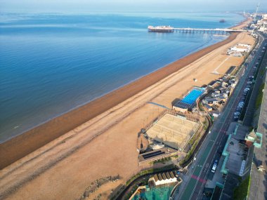 İngiltere 'nin Brighton ve Hove Coastal City' deki İngiliz Deniz ve Sahilin Güzel Turistik Manzarası. İngiliz Turist Çekiminin Yüksek Açılı Görüntüsü 9 Mayıs 2024 'te çekildi