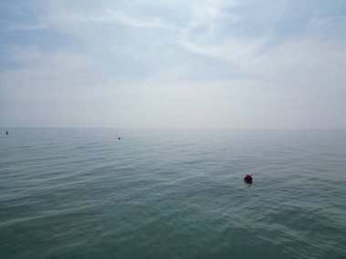 İngiltere 'nin Brighton ve Hove Coastal City' deki İngiliz Deniz ve Sahilin Güzel Turistik Manzarası. İngiliz Turist Çekiminin Yüksek Açılı Görüntüsü 9 Mayıs 2024 'te çekildi