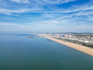 İngiltere 'nin Brighton ve Hove Coastal City' deki İngiliz Deniz ve Sahilin Güzel Turistik Manzarası. İngiliz Turist Çekiminin Yüksek Açılı Görüntüsü 9 Mayıs 2024 'te çekildi