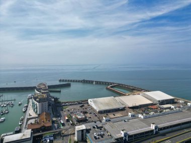 İngiltere 'nin Brighton ve Hove Coastal City' deki İngiliz Deniz ve Sahilin Güzel Turistik Manzarası. İngiliz Turist Çekiminin Yüksek Açılı Görüntüsü 9 Mayıs 2024 'te çekildi